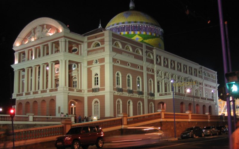 Teatro Amazonas reabre camarotes após restauro pontual na cúpula